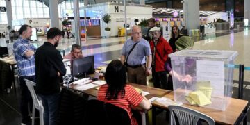 Havalimanında ilk oyu Avustralya’da yaşayan vatandaş kullandı