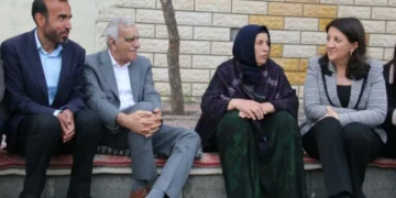 Şenyaşar ailesini ziyaret eden Pervin Buldan: Emine annemizin adalet çığlığını gözeterek oylarınızı kullanın