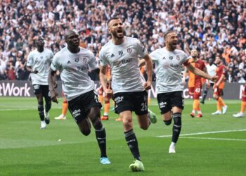 Derbi zirvesine Kartal pençesi: Beşiktaş, Galatasaray’ı yendi, Fener’i sevindirdi