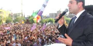 Demirtaş Diyarbakırlılara seslendi: 12-0 bekliyorum ha