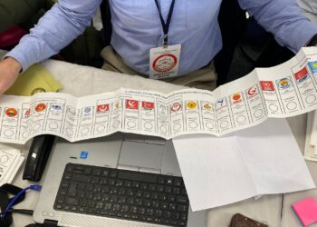 Avustralya’da açılmamış oy pusulalarında AKP mührü çıktı