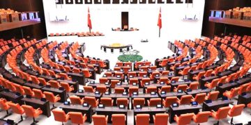 Nisan ve Mayıs aylarındaki anketlere göre parlamentoda koltuk dağılımı nasıl olacak?
