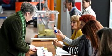 Kabul etmeyin: Polis ve jandarma KHK’lıların evine gidip “Sandık görevlisi oldunuz” tebligatı yapıyor