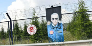 Kışlaya da siyaset soktular: Zırhlı Birlikler Okulu’na Erdoğan posteri asıldı