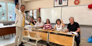 Portakal tepki gösterdi: Zafer işareti yapan görevli hakkında tutanak tutuyorlarmış