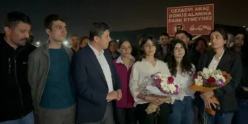 İlk duruşmada tahliye edilen gazeteciler cezaevinden çıktı