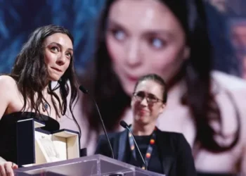 ‘En İyi Kadın Oyuncu Ödülü’nü alan Merve Dizdar: Bu ödülü tüm mücadeleci ruhlara armağan ediyorum