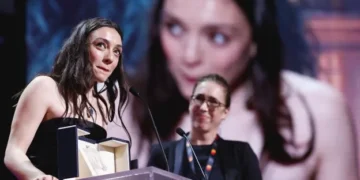 ‘En İyi Kadın Oyuncu Ödülü’nü alan Merve Dizdar: Bu ödülü tüm mücadeleci ruhlara armağan ediyorum