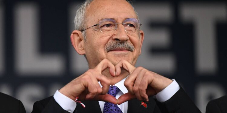 Turkey's Republican People's Party (CHP) Chairman and Presidential candidate Kemal Kilicdaroglu gestures during a rally in Canakkale, western Turkey, on April 11, 2023. - A sea of umbrellas and hoods at his feet, Kemal Kilicdaroglu, the Turkish opposition candidate who will challenge Recep Tayyip Erdogan at the polls on 14 May, smilingly promises "the return of spring". (Photo by OZAN KOSE / AFP)