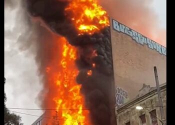 Sydney’de alevlerin sardığı bina yıkıldı