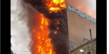 Sydney’de alevlerin sardığı bina yıkıldı