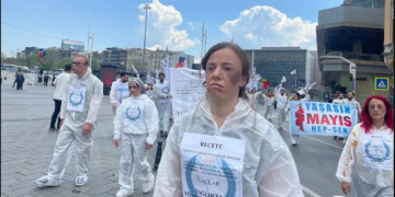 Hemşireler ‘morluklar’ içinde Taksim Meydanı’na çıktı