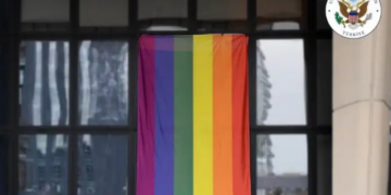 ABD Büyükelçiliği, Ankara’daki binasına LGBT bayrağı astı