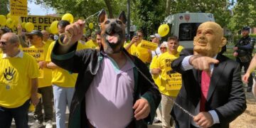 AİHM önündeki ‘adalet’ eyleminden anlamlı mesajlar: Tutsak bebekler ve üç maymunu oynayan hakimler