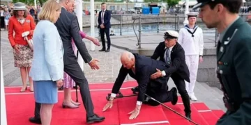 Norveç Kralı V. Harald kırmızı halıda yere kapaklandı