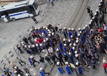 Cumartesi Anneleri ters kelepçeyle gözaltına alındı:Sekiz haftadır engelleniyorlar