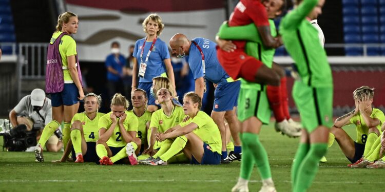 Sweden's players react after losing the penalty shoot-out of the Tokyo 2020 Olympic Games women's final football match between Sweden and Canada at the International Stadium Yokohama in Yokohama on August 6, 2021. (Photo by Jeff PACHOUD / AFP) (Photo by JEFF PACHOUD/AFP via Getty Images)