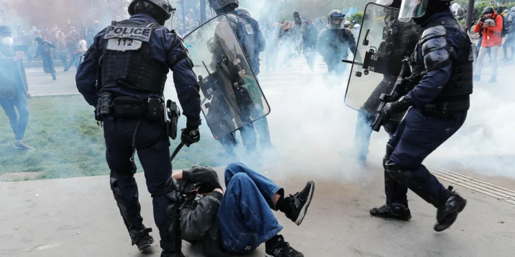 Paris'te polis tarafından yakın mesafeden ateş açılarak öldürülen Nahel M'nin büyükannesi, ülke genelindeki protesto ve çatışmaların beşinci gecesinden sonra sükûnet çağrısı yaptı.