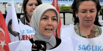 ‘Rabbim lütfen benim ömrümü Erdoğan’a var diyen AKP’li Hacer Çınar, ‘sabrımız bitti öfkemiz büyüdü’ dediği için kapının önüne kondu