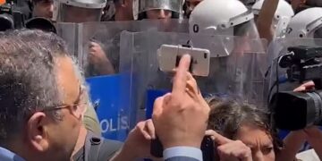 Cumartesi Anneleri’ne gözaltı, basına darp: Milletvekilleri Sezgin Tanrıkulu ve Ahmet Şık’a engel