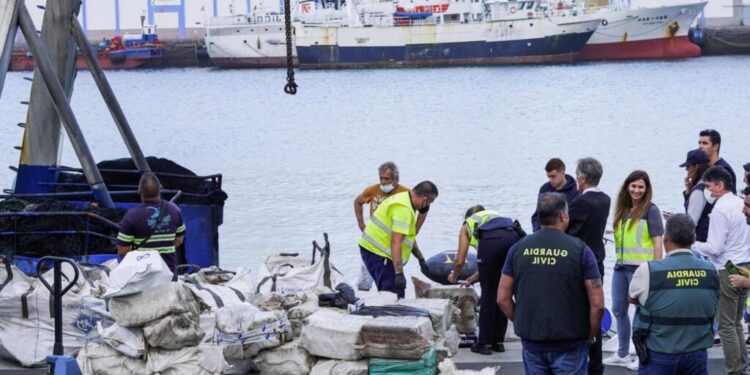 İtalya’ya 5,3 ton kokain taşıyan geminin 8’i Türk 15 mürettebatı gözaltında.