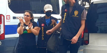 Adliyeye kelepçeyle getirilen gazeteci Evrim Kepenek serbest bırakıldı