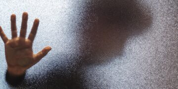 Çocuk istismarına ceza yağdı: Adam Orvad’a 3 yıl 4 ay, Okul Müdüresine ise 15 yıl hapis cezası