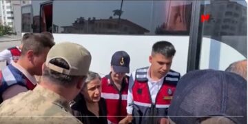 7 yıldır tutklu: Diyarbakır Büyükşehir Belediye eski Başkanı Gültan Kışanak, ablasını son yolculuğuna uğurladı