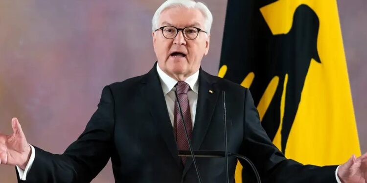 Almanya Cumhurbaşkanı Frank-Walter Steinmeier, sürgün temalı bir etkinlikte yaptığı konuşmada, hapse atılan gazeteci ve aydınlar arasında Ahmet Altan ve Osman Kavala'yı da andı.