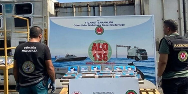 Mersin Limanı'nda muz konteynerinde toplam 50 paket içinde 59 kilogram kokain ele geçirildi. Konteynerin kime geldiği ise açıklanmadı.