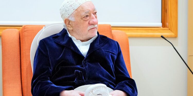 Fethullah Gülen Hocaefendi; “Hakikaten o tablo imrendirici bir tablo olmuştu. Ondan rahatsız olanlar vardı. Şimdi ona ihtiyaç vardı esasen. Yazık ettiler ülkeye. Biz sarsılsak da devrilmeyelim. Bildiğimiz doğru çizgide yürüyüp gidelim Allah’ın izniyle.” diyor.