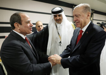 Erdoğan, ‘katil ve darbeci’ dediği Sisi ile ikinci kez buluşup, tokalaştı