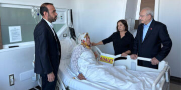 Kemal Kılıçdaroğlu, eşiyle birlikte, ‘Adalet nobetinin sembol ismi’ Emine Şenyaşar’ı hastanede ziyaret etti