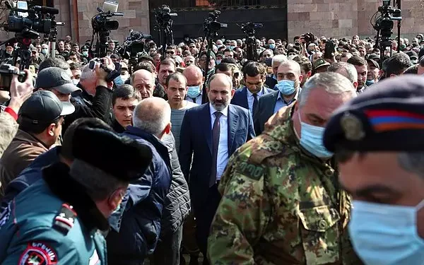 Ermenistan Başbakanı Paşinyan, ordunun kendisine yönelik istifa çağrısını “darbe girişimi” olarak nitelendirdi.