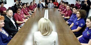 Romanya Kültür Bakanı olimpiyatça öğrencileri kabul etti: Ülkemizin geleceği olan bu gençlere çok ihtiyacımız var