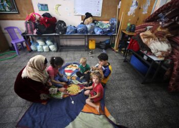 Gazze’deki insanlık dramına dünya sağır: İsrail saldırısından kaçan on binlerce Filisitinli, okullara sığındı