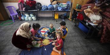 Gazze’deki insanlık dramına dünya sağır: İsrail saldırısından kaçan on binlerce Filisitinli, okullara sığındı