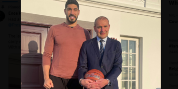 İzlanda Cumhurbaşkanı, Enes Kanter Freedom’ı evinde ağırladı.Hayranı olduğu Hakan Şükür’le telefonla görüştü