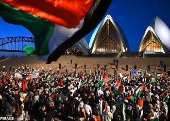 Sydney Opera Binası’nın İsrail bayrağı renkleriyle aydınlatılması protesto edildi