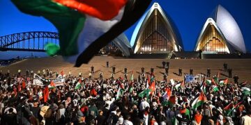 Sydney Opera Binası’nın İsrail bayrağı renkleriyle aydınlatılması protesto edildi