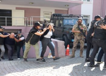 HDP İzmir il eş başkanları Çelik ve Altan tutuklandı