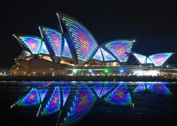 Sidney Opera Binası’nın 50. yıldönümü lazer gösterisi
