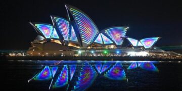 Sidney Opera Binası’nın 50. yıldönümü lazer gösterisi