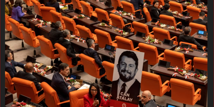 . Gergerlioğlu; "Bu kararla fiilen Anayasa Mahkemesi kapatılmıştır. Bu çok açıktır, nettir. Artık bundan sonra 'Anayasa Mahkemesi var'