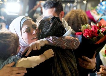 İsrail bombardımanı altındaki 27 aile Avustralya’ya ulaştı: Dışişleri Bakanı Wong, Gazze’ye insanı yardım çağırısında bulundu