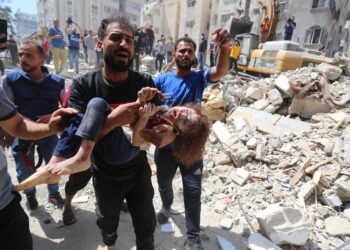 İsrail, ağır yaralıları taşıyan ambulans konvoyunu bombaladı