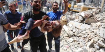 İsrail, ağır yaralıları taşıyan ambulans konvoyunu bombaladı