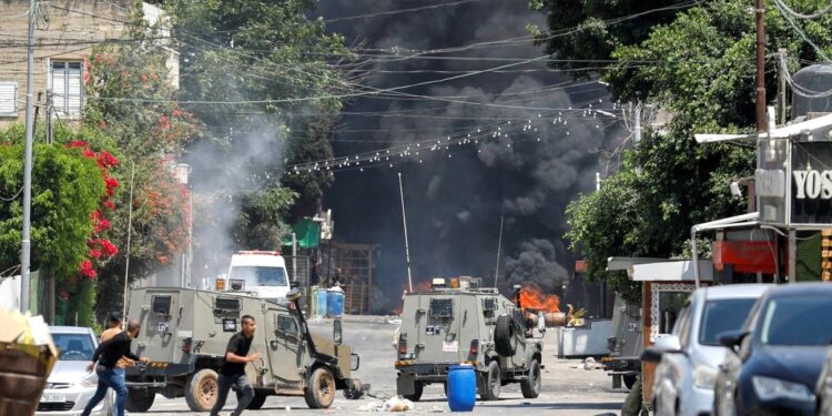 İsrail ordusu, işgal altında tuttuğu Batı Şeria'da, Cenin Mülteci Kampı ve 3 hastaneyi kuşattı.