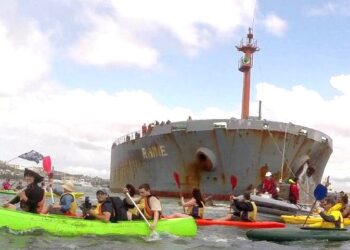 Avustralyalı İklim Aktivistleri, kanolarıyla kömür sevkiyatını engelledi