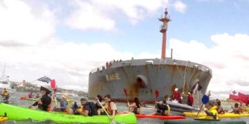 Avustralyalı İklim Aktivistleri, kanolarıyla kömür sevkiyatını engelledi